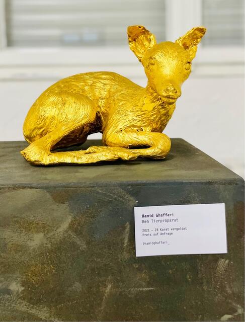"Hommage an die Natur"
Skulptur von Hamid Ghaffari, Tierpräparat 24 kt vergoldet
in der Ausstellung "SKULPTUR" in der Ruhrkunsthalle