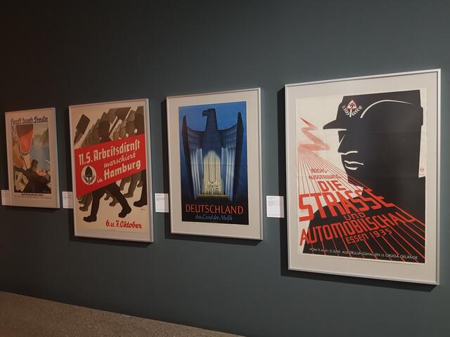 Auch Propaganda-Plakate werden gezeigt. "We Want You! - Von den Anfängen des Plakats bis heute", Blick in die Ausstellung im Museum Folkwang