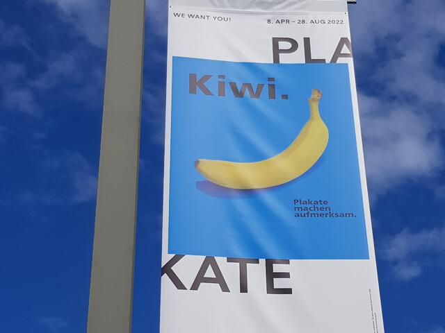 Kiwi - Banane ...oder was ?!  
Dieses Plakat zur Ausstellung "We Want You!" macht bestimmt aufmerksam und neugierig!