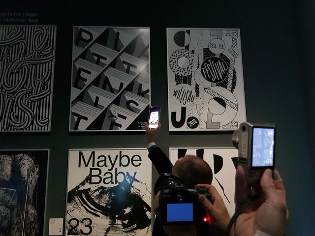 Mit Hilfe der Artivive-App auf dem eigenen Smartphone können 12 Plakate in bewegte Bilder verwandelt werden. "We Want You! - Von den Anfängen des Plakats bis heute", Blick in die Ausstellung im Museum Folkwang