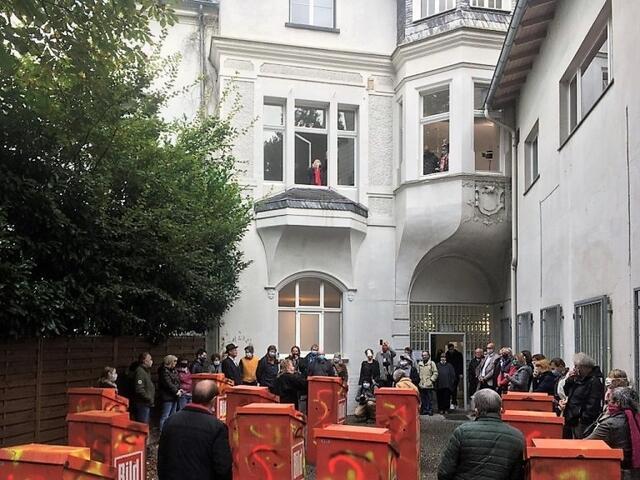 Blick in den Museumshof der VILLA ARTIS in der Kunststadt Mülheim (Ausstellung HA SCHULT)