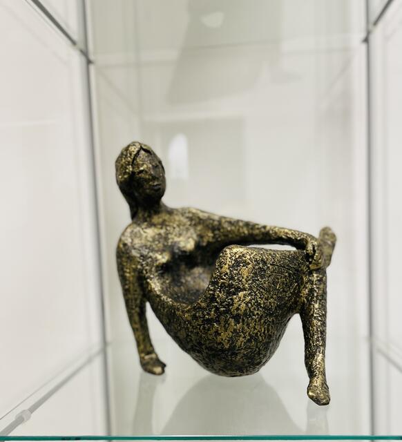 Titel: "SIT BACK, RELAX"
Skulptur der Mülheimer Bildhauerin und Malerin Maria Zerres in der RUHR GALLERY MÜLHEIM