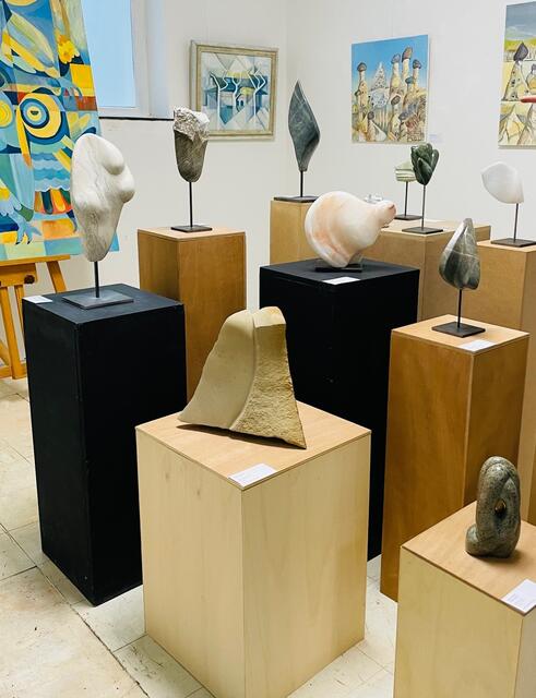 Spannende Kombi: Skulpturen von Karin Drabik mit Malerei von Herman Büschleb in der Ruhr Gallery Mülheim