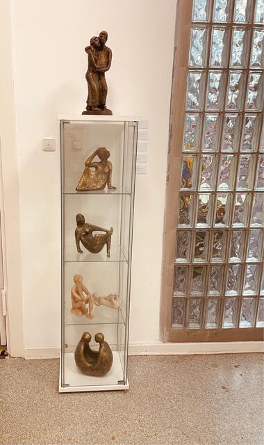 In der Vitrine:
Skulpturen der Mülheimer Bildhauerin und Malerin Maria Zerres in der RUHR GALLERY MÜLHEIM