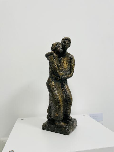 Titel: "TROST"
Skulptur der Mülheimer Bildhauerin und Malerin Maria Zerres in der RUHR GALLERY MÜLHEIM
