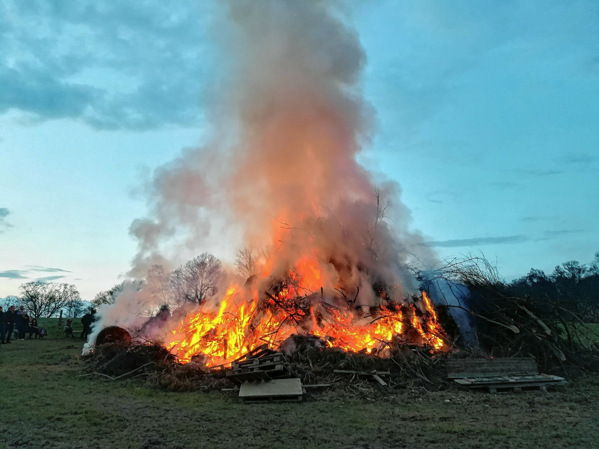 Ostertradition: Es lodert wieder: Eine Übersicht über die Osterfeuer in ...