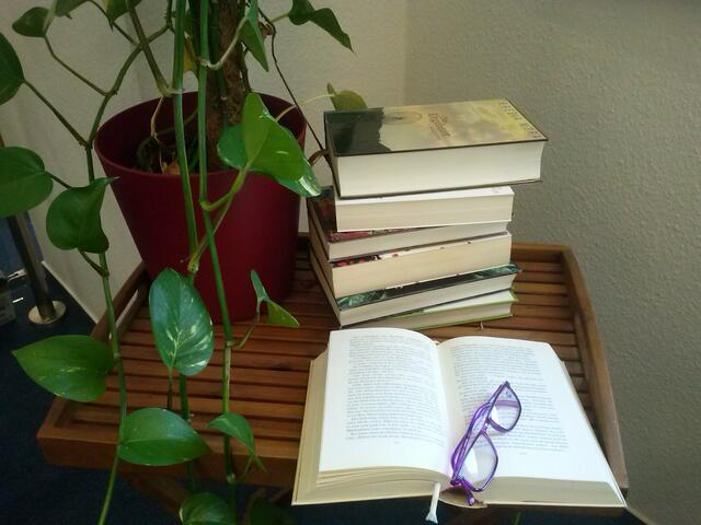 ... Literaturaustausch im Wintergarten der Bibliothek Brackel.