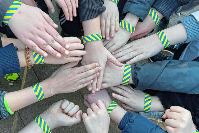 Mit Armbändern in den Nationalfarben der Ukraine brachten die Schülerinnen und Schüler ihre Solidarität zum Ausdruck.