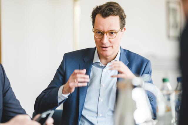 Ministerpräsident Hendrik Wüst liegt in der jüngsten Forsa-Umfrage zwar noch deutlich an der Spitze, der Abstand auf seinen SPD-Konkurrenten verringerte sich aber im letzten Monat um mehr als die Hälfte. Foto: NRWCDU