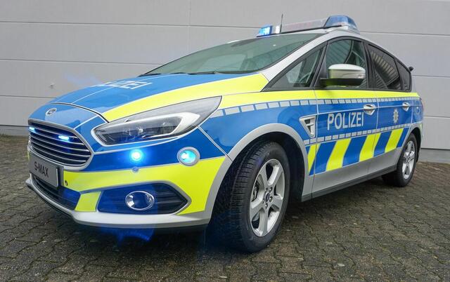 Ein vermutlich junger Täter raubte am Donnerstagnachmittag in Stadtmitte ein Handy. Die Polizei fahndet nun nach dem Unbekannten.