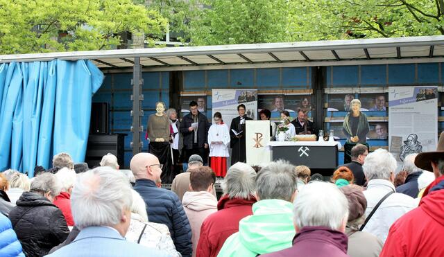 Seit vielen Jahren findet am 1. Mai in Neumühl stets ein Ökumenischer Gottesdienst auf dem Marktplatz statt, mit einer Zechenlore als Altar.
Foto: Jürgen Hovorka