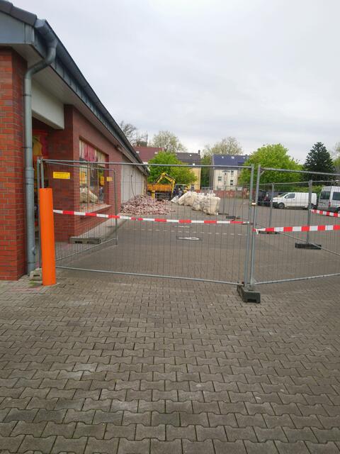 die Klinker werden schon abgerissen