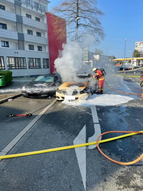 Völlig ausgebrannt ist ein Taxi am Mittwoch, 27. April, auf der Rheinlandstraße in Velbert-Mitte. | Foto: Zur Verfügung gestellt von: Feuerwehr Velbert