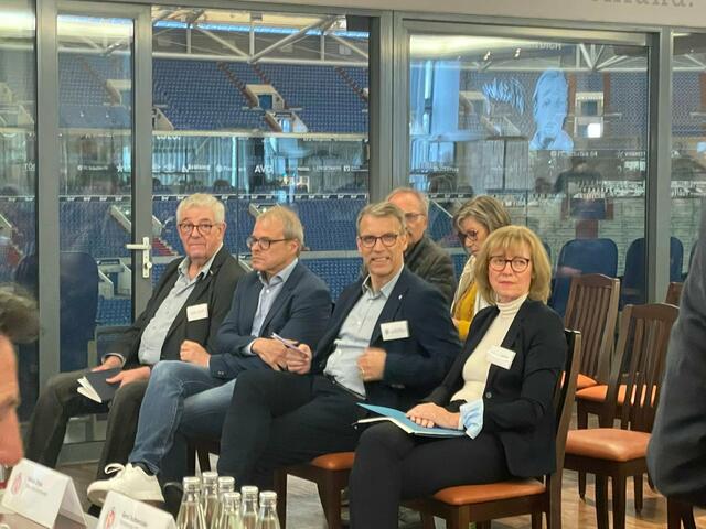 Oberbürgermeisterin der Stadt Gelsenkirchen Karin Welge, Vorstand Sport und Kommunikation des FC Schalke 04 Peter Knäbel, Gelsensport-Präsident Klaus Lindner, FLVW-Geschäftsführer Wilfried Busch, FLVW-Vizepräsidentin Marianne Finke-Holtz sowie FLVW-Präsidentschafts-Kandidat Peter Peters.
