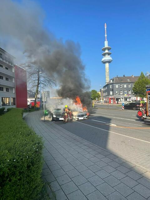 Völlig ausgebrannt ist ein Taxi am Mittwoch, 27. April, auf der Rheinlandstraße in Velbert-Mitte. | Foto: Zur Verfügung gestellt von: Feuerwehr Velbert