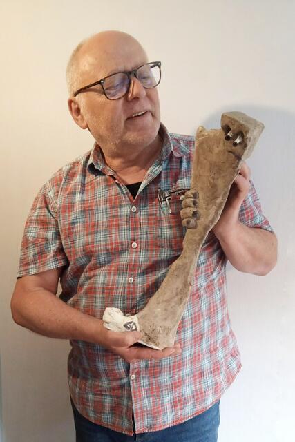 Georg Overkamp mit einer Skulptur seiner "Todsünden"