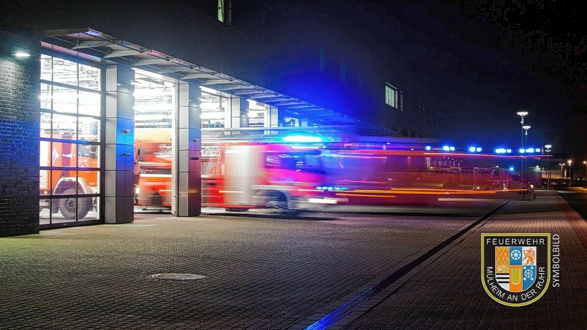 Feuerwehreinsätze in MülheimDümpten Brennendes Essen und Bewusstloser nach Sturz Mülheim an