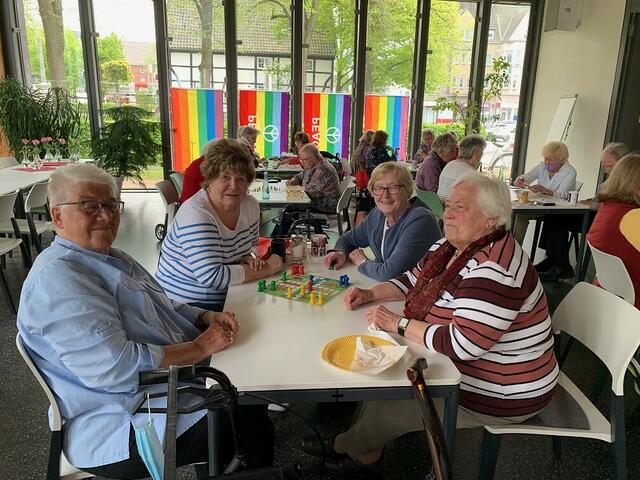 ...bei Kaffee und frischen Waffeln im Vordergrund.