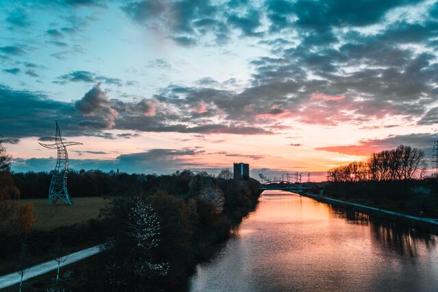 Oberhausen kurz vor Sonnenuntergang. Im Bild der Zauberlehrling, das Gasometer und der Rhein-Herne-Kanal.