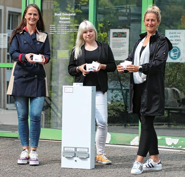 Bürgermeisterin Imke Heymann, Vorsitzende der Ennepetaler Jusos Janine Schulze und Gleichstellungsbeauftragte Nina Däumig freuen sich sehr, dass das Pilotprojekt, das Mädchen und Frauen den Zugang zu kostenlosen Menstruationsartikel ermöglicht, nun startet. | Foto: Stadt Ennepetal