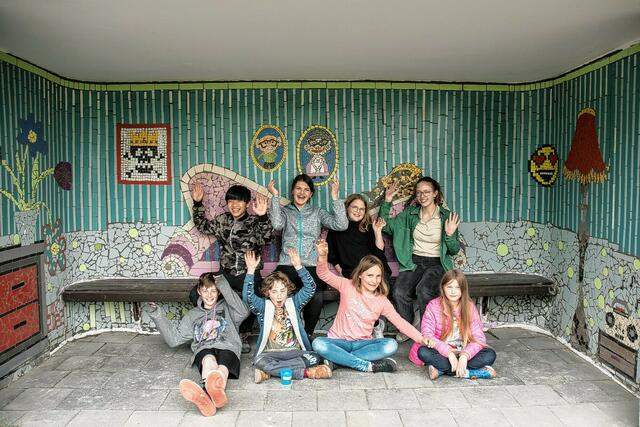 In einem Workshop haben die Kinder ein Mosaikbild erstellt, das ab sofort das Wartehäuschen an der Haltestelle „Schlagbaum“ verschönert.
Foto: Stadt Ratingen