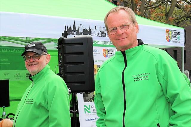 Falk Neutzer (links) und Peter Baumgarten von der Verkehrswacht Kreis Kleve gaben uns interessante Antworten. | Foto: VWKK