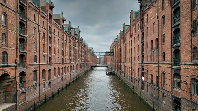 ...mit neuer Fußgängerbrücke