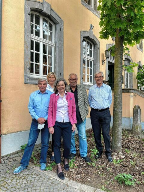 Düsseldorf-Angermund: Der Vorstand (v.l.n.r.), vordere Reihe: Wolfgang Eggerath (stellvertretende Vorsitzender), Barbara Felsch (Schriftführerin), hinten: Elke Wagner (Vereinsvorsitzende), Herbert Jünger (Beisitzer), Richard Kleinofen (Schatzmeister).
