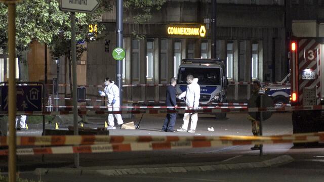 Nach der Schießerei am Hamborner Altmarkt sicherten die Ermittler spuren. Die Polizei nahm 15 Personen vorübergehend in Gewahrsam, im Rahmen der Auseinandersetzung gab es vier Verletzte.