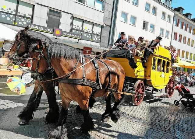 Am morgigen Sonntag, 8. Mai, lockt der Pferdemarkt mit Showprogramm, Trödelverkauf und Kutschfahrten an die Cyriakus-Kirche.  | Foto: Archiv / Kappi