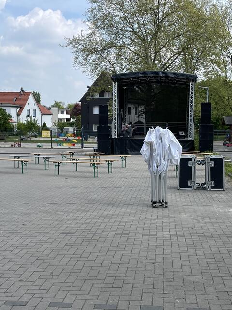 Der Aufbau der Bühne vom Theater an der Volme. Heute zu Gast an der Liebfrauen Kirche (Parkplatz vor dem Kindergarten). | Foto: Julia Wienecke-Berta