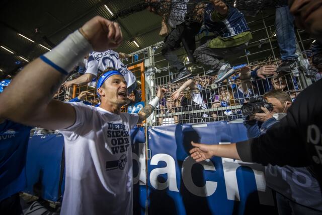 Party pur im Ruhrstadion: Manuel Riemann und Co. ließen es mit den Fans krachen. Foto: Schütze