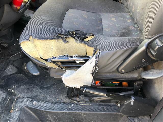 In einem völlig desolaten Zustand befand sich ein Transporter, den die Polizei in Ratingen am Montagvormittag, 9. Mai, aus dem Verkehr zog. Auch im Innenraum war der Wagen in einem völlig desolaten Zustand.