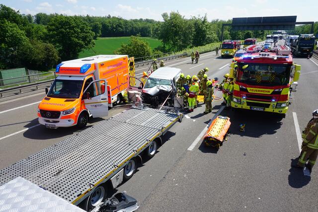 Die Feuerwehr Ratingen wurde zu einem Verkehrsunfall auf die BAB A3 in Fahrtrichtung Oberhausen alarmiert. Aus dem Unfallfahrzeug konnte der verletzte Beifahrer durch das beherzte Eingreifen von Zeugen befreit werden; der Fahrer war allerdings im Fahrzeug eingeklemmt.