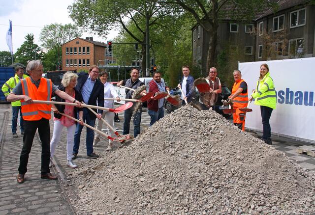 Vertreter der Stadtverwaltung und aus der Politik beim symbolischen Spatenstich an der Castroper Straße.