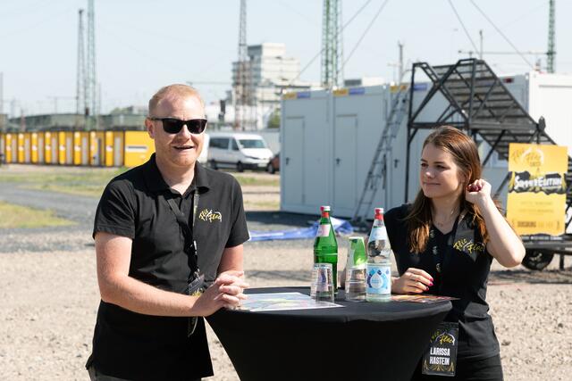 Flic Flac Geschäftsführer Uwe Struck stellte zusammen mit Direktorin Larissa Kastein die neuen Showpläne am Hauptbahnhof vor. Der Zirkus wird mit einer Sommershow auf dem Gelände des Alten Güterbahnhofs bei den Zuschauern für Staunen sorgen.