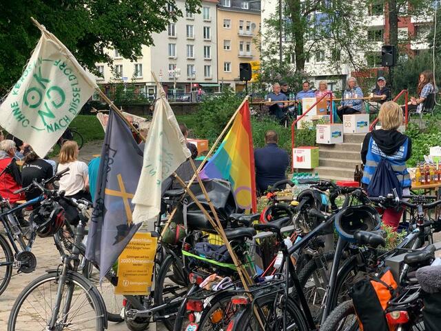 Die Open-Air-Diskussion der Fahrradprotestaktion „Ohne Kerosin nach Düsseldorf“ in Hagen.