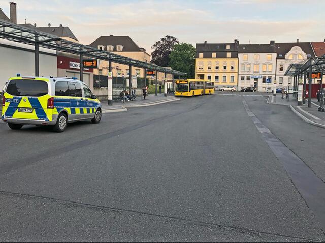Zu einer Kollision zwischen einem Fahrradfahrer und einer Fußgängerin kam es auf dem Gelände des Zentralen Omnibus-Bahnhofs (ZOB), an der Friedrich-Ebert-Straße/Am Offers, in Velbert-Mitte. Dabei wurde die Fußgängerin leicht verletzt. Hier: Die Unfallstelle auf dem Velberter ZOB.