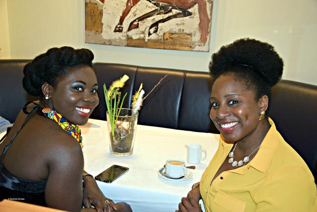 Links die Sängerin Augustina Nyarka, rechts die Autorin Esther Samson | Foto: Manfred Wrobel