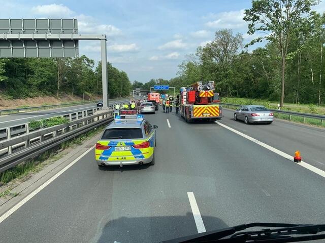 Eine Frau und zwei Männer verletzten sich leicht. Der Rettungsdienst lieferte sie in Gelsenkirchener Krankenhäuser ein.