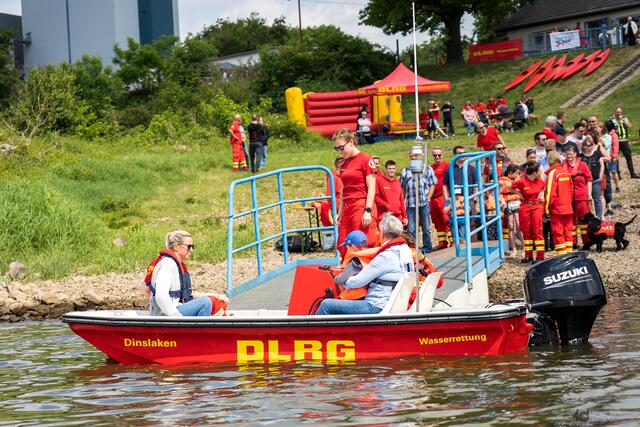 Neben zwei Booten der Ortsgruppe Dinslaken standen auch die Boote der DLRG Duisburg-Walsum, dem DLRG Bezirk Kreis Wesel und der DLRG Ortsgruppe Wesel für Besucherfahrten zur Verfügung. | Foto: Kai Dauvermann