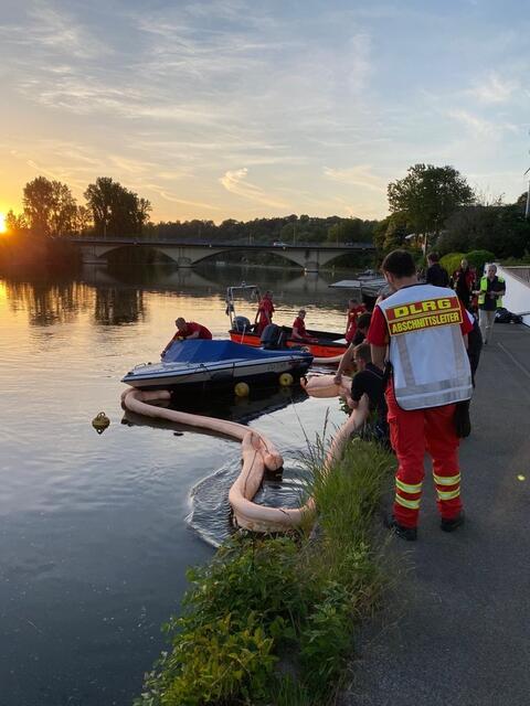Die DLRG unterstützte die Maßnahmen der Feuerwehr auf der Ruhr.