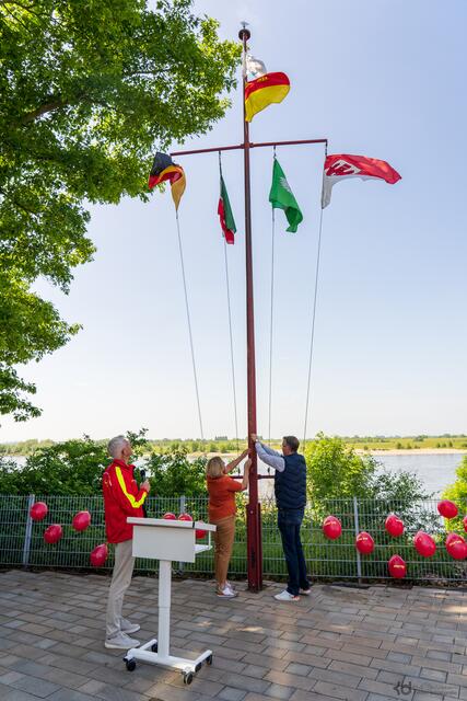In diesem Jahr wurde die offizielle Flagge der DLRG gemeinschaftlich von Dinslakens Bürgermeisterin Michaela Eislöffel und dem Landrat Ingo Brohl gehisst. | Foto: Kai Dauvermann
