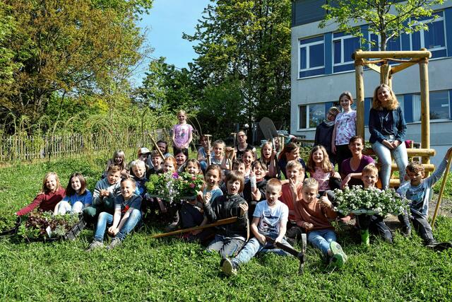 Schüler, Lehrer, Eltern der Grundschule Max & Moritz: Viele Akteure unterstützen das Projekt "Spielwiese für kleine Wesen". Foto: von Lauff