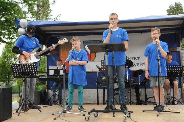 Bei der Einweihungsfeier der neuen Förderschule in Ringenberg begeisterte die Schulband "Bluechair" das Publikum.