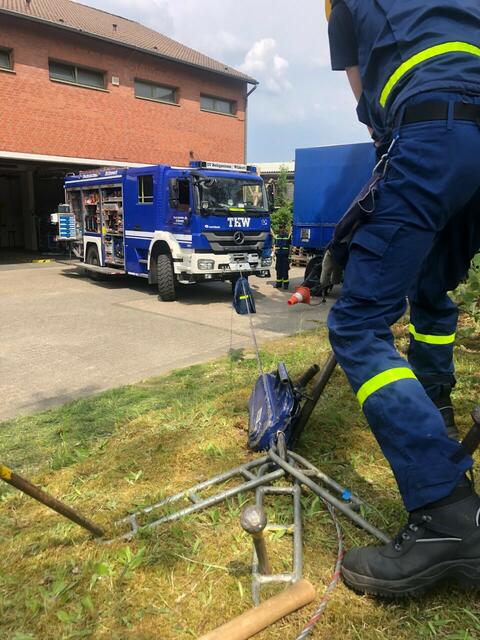 Jugendliche des THW Ortsverbandes Heiligenhaus/Wülfrath lernen bei den Jugenddiensten bei auf spielerische Weise den Umgang mit technischen Geräten. Auch Handgriffe werden ihnen beigebracht, die Helfer in einem Einsatz für das THW abrufen können müssen. Hier: Ziehen des GKW mit Greifzug. | Foto: Zur Verfügung gestellt von: THW Franziska Pfeifer