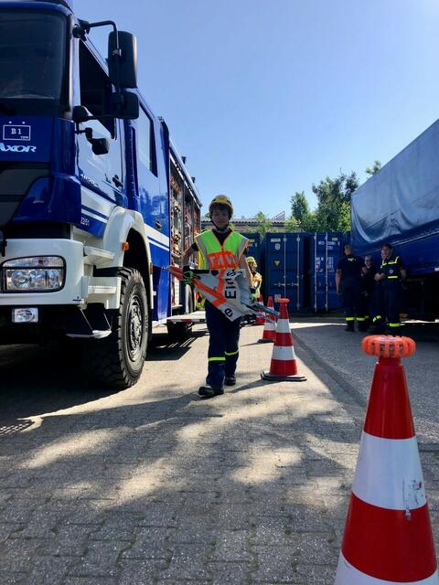 Jugendliche des THW Ortsverbandes Heiligenhaus/Wülfrath lernen bei den Jugenddiensten bei auf spielerische Weise den Umgang mit technischen Geräten. Auch Handgriffe werden ihnen beigebracht, die Helfer in einem Einsatz für das THW abrufen können müssen. Hier: Aufstellen von Verkehrssicherung. | Foto: Zur Verfügung gestellt von: THW Franziska Pfeifer