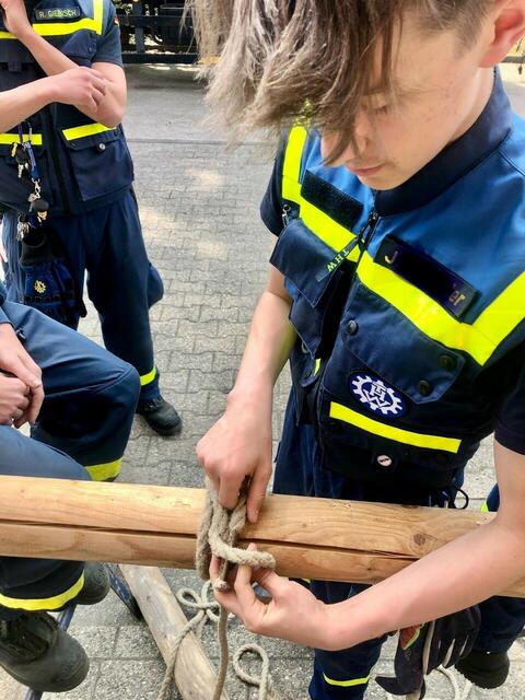 Jugendliche des THW Ortsverbandes Heiligenhaus/Wülfrath lernen bei den Jugenddiensten bei auf spielerische Weise den Umgang mit technischen Geräten. Auch Handgriffe werden ihnen beigebracht, die Helfer in einem Einsatz für das THW abrufen können müssen. Hier: Stiche und Bunde. | Foto: Zur Verfügung gestellt von: THW Franziska Pfeifer