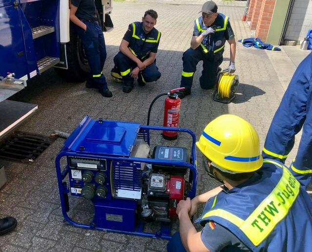 Jugendliche des THW Ortsverbandes Heiligenhaus/Wülfrath lernen bei den Jugenddiensten bei auf spielerische Weise den Umgang mit technischen Geräten. Auch Handgriffe werden ihnen beigebracht, die Helfer in einem Einsatz für das THW abrufen können müssen. Hier: Erklären Stromaggregat. | Foto: Zur Verfügung gestellt von: THW Franziska Pfeifer