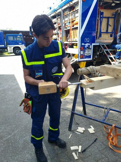 Jugendliche des THW Ortsverbandes Heiligenhaus/Wülfrath lernen bei den Jugenddiensten bei auf spielerische Weise den Umgang mit technischen Geräten. Auch Handgriffe werden ihnen beigebracht, die Helfer in einem Einsatz für das THW abrufen können müssen. Hier: Zapfenverbindung mit Handwerkzeig herstellen. | Foto: Zur Verfügung gestellt von: THW René Giebisch
